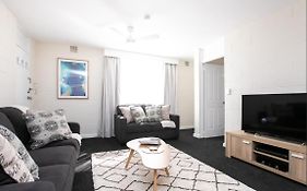 Cbd Apartment Near The Park: Wifi & Parking